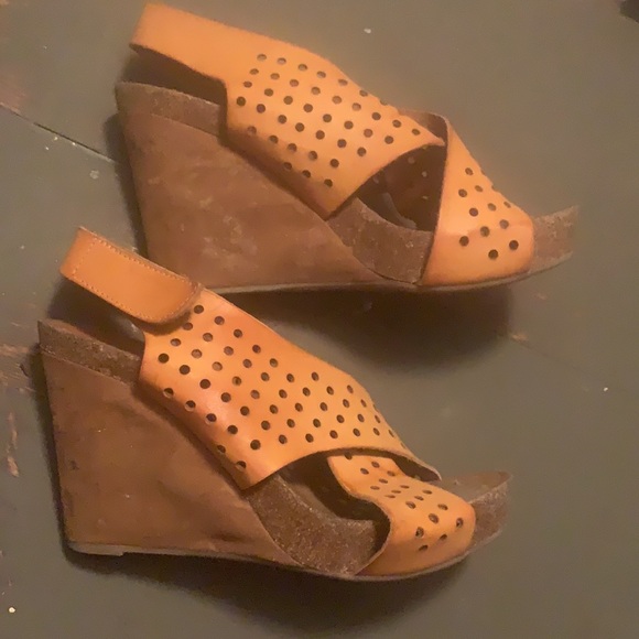Size 9 leather wedges  r.b.l.s. Tan - Picture 2 of 5